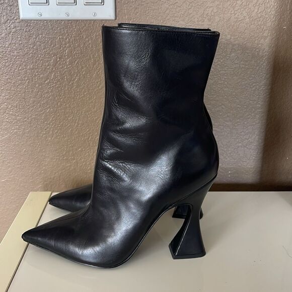 Steve Madden Vivy Black Leather Bootie size 10 - Picture 3 of 8